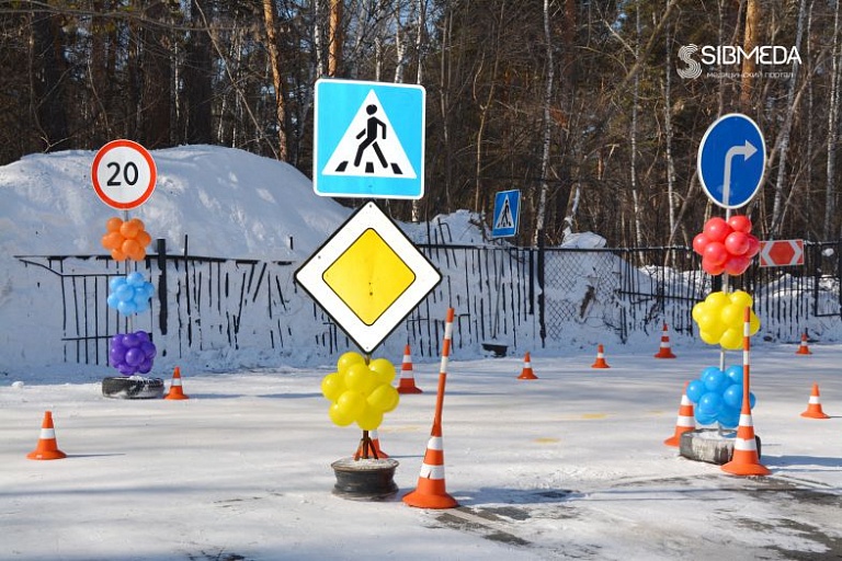 Новосибирская бесплатная автошкола для людей с ограниченными возможностями здоровья выпустила первых водителей (ФОТО)