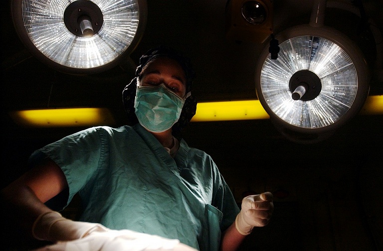 Американские хирурги выполнили первую трансплантацию органов от ВИЧ-положительного донора
