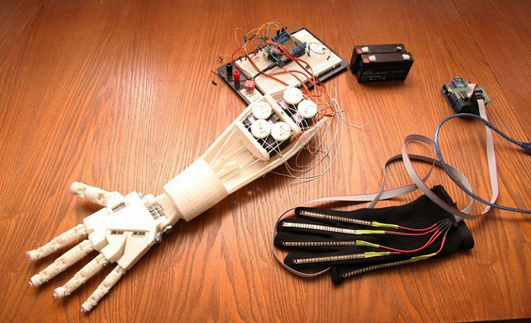 Сибирские учёные разработали роботизированную руку-тренажер