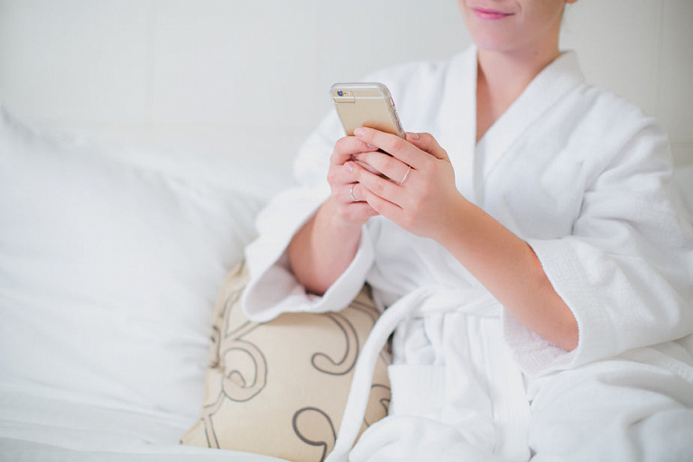 Эксперт объяснил опасность привычки заряжать телефон под подушкой