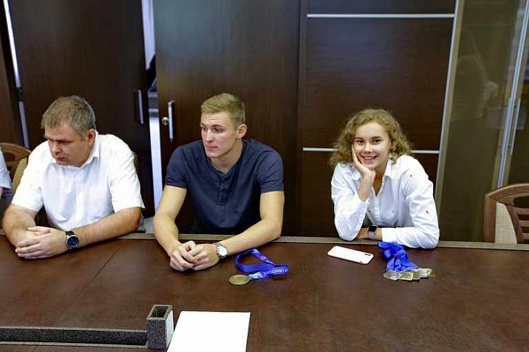 Анатолий Локоть провёл встречу с новосибирскими пловцами-призёрами