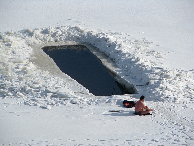 Крещенские купания: кому опасно окунаться в ледяную воду
