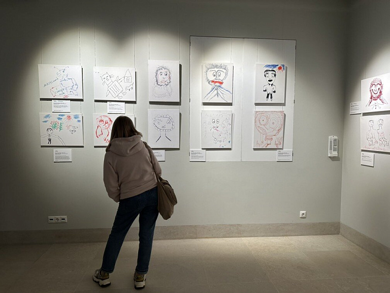 Арт-выставка картин людей с деменцией открылась в Новосибирске