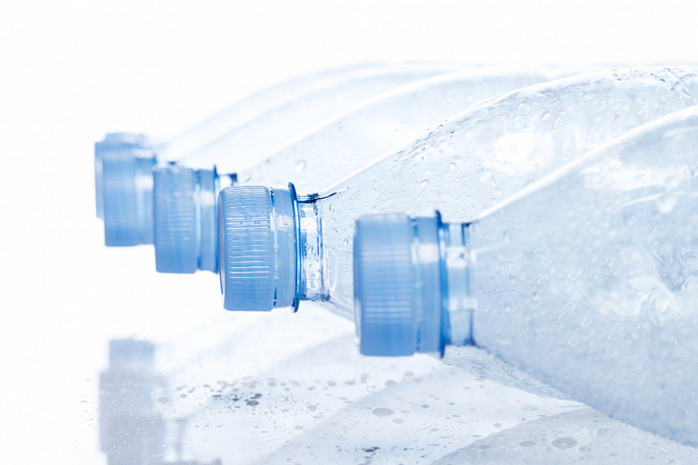 Учёные обнаружили в бутилированной воде сотни тысяч пластиковых частиц