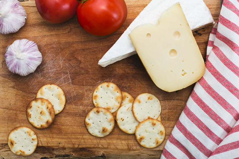 Употребление некоторых сортов сыра может вызывать головную боль