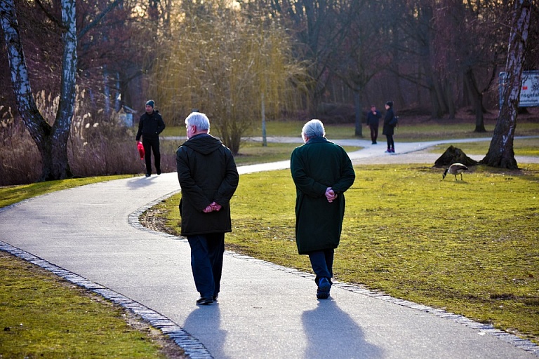 Скорость ходьбы пожилых людей может служить индикатором их долголетия