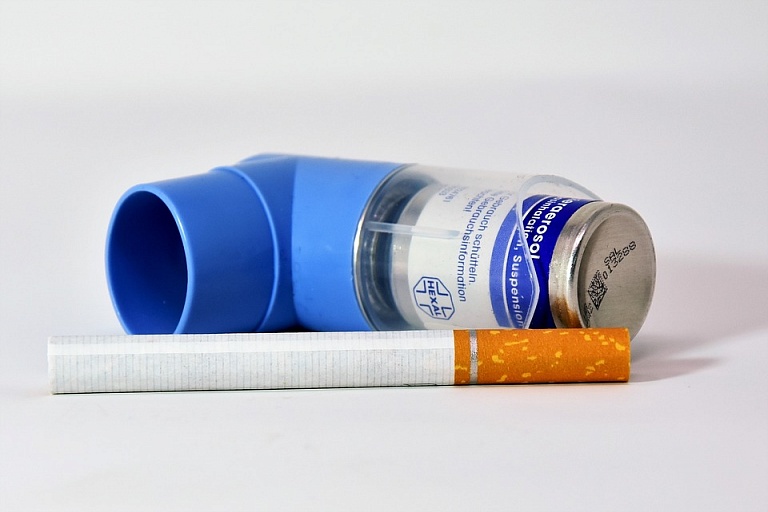 У кого из курильщиков выше риск развития астмы?