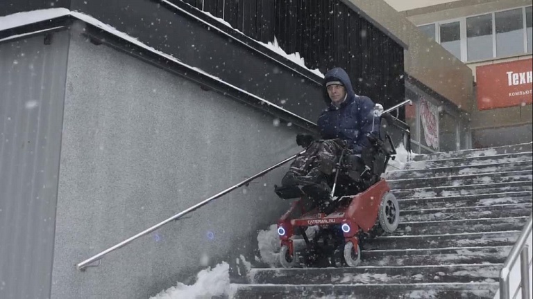 «Тест-драйв» инвалидной коляски-вездехода прошёл в заснеженном Новосибирске
