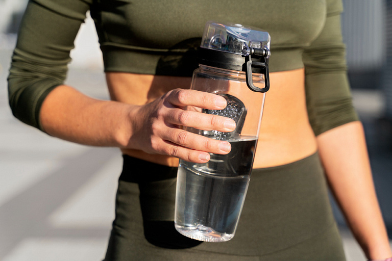 Как часто нужно мыть многоразовую бутылку для воды?