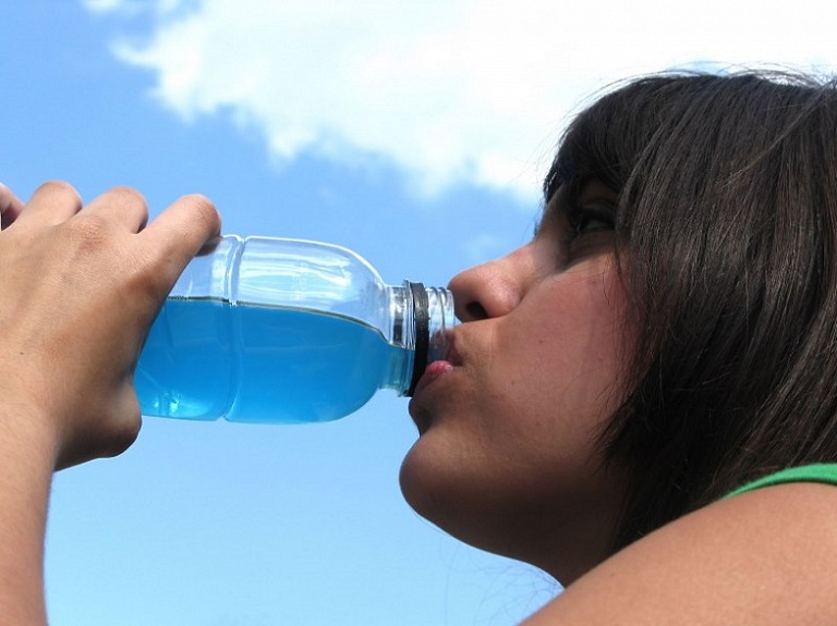 Пластиковую бутылку опасно наполнять водой во второй раз