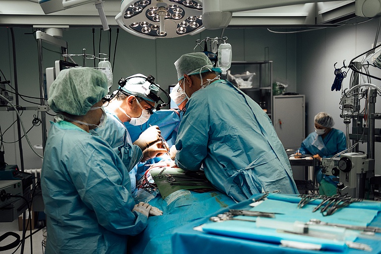 Новосибирские кардиохирурги прооперировали девушку с «грудью сапожника»