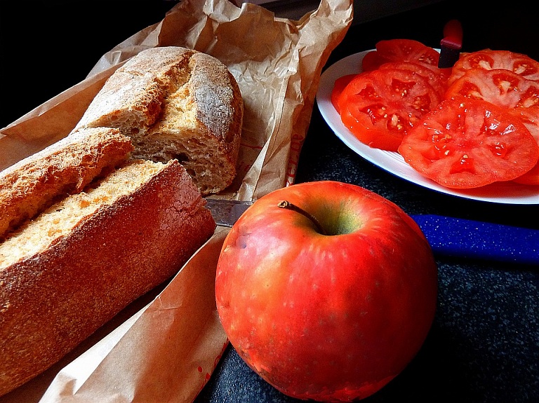 Новосибирцы едят много хлеба, яиц и сахара, но катастрофически недоедают фруктов и ягод