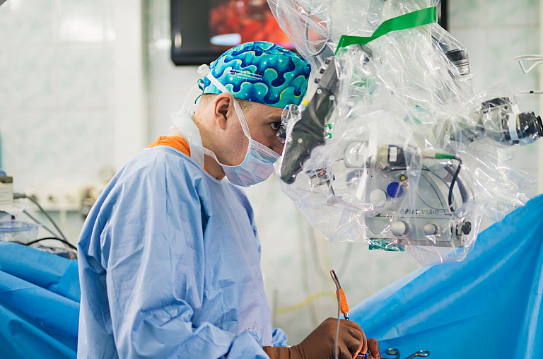 Новосибирские нейрохирурги удалили большую опухоль из головного мозга учителя сельской школы