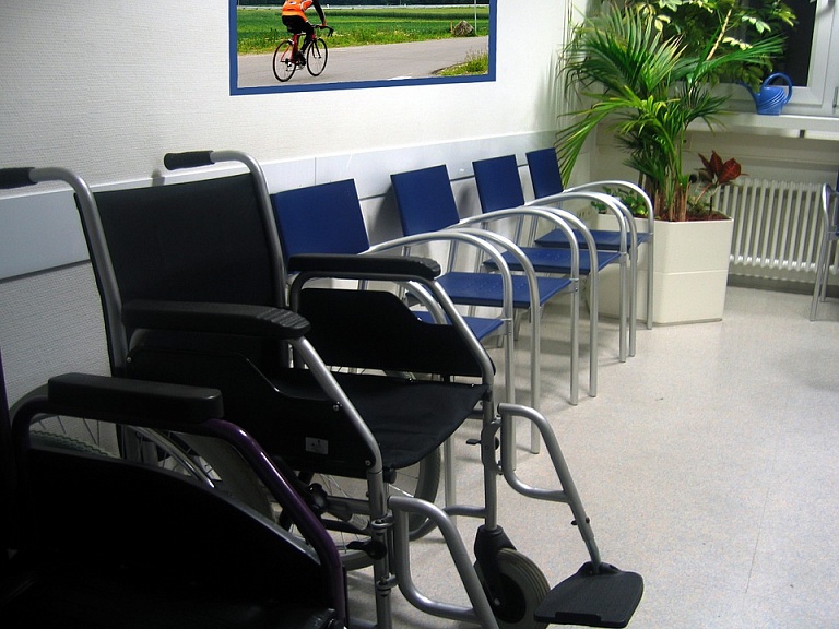 В Новосибирске внедряют систему долговременного ухода за пожилыми людьми и инвалидами