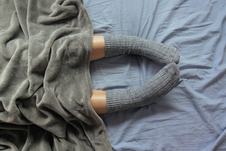 Помогут ли тёплые носки быстрее заснуть и крепче спать?